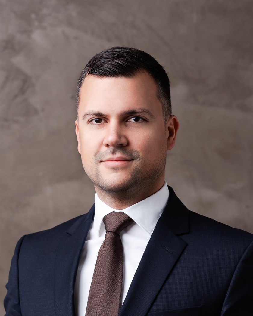 Dr. Remenyik Balázs kártérítési ügyvéd a budapesti irodájában